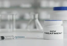 UNAIDS ने दी वैश्विक चेतावनी: HIV से लड़ाई में अब तक की सबसे बड़ी रुकावट, देशों से दोबारा एकजुट होने की अपील HIV उपचार की दवा और सिरिंज लैब टेबल पर रखी हुई, जो वैश्विक HIV रोकथाम और स्वास्थ्य सेवाओं की चुनौतियों को दर्शाती है।