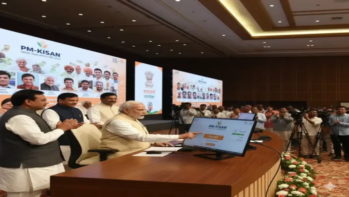 प्रधानमंत्री नरेंद्र मोदी कोयंबटूर में PM-Kisan योजना की 21वीं किस्त जारी करते हुए, कार्यक्रम में मौजूद किसान और अधिकारी