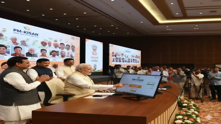 प्रधानमंत्री नरेंद्र मोदी कोयंबटूर में PM-Kisan योजना की 21वीं किस्त जारी करते हुए, कार्यक्रम में मौजूद किसान और अधिकारी