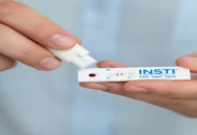 बिहार में HIV के 7400 से अधिक मरीज मिले , 400 से अधिक बच्चे भी प्रभावित हाथों में पकड़ी HIV सेल्फ टेस्ट किट, जिसमें दो लाइनें दिख रही हैं जो पॉज़िटिव परिणाम दर्शाती हैं।