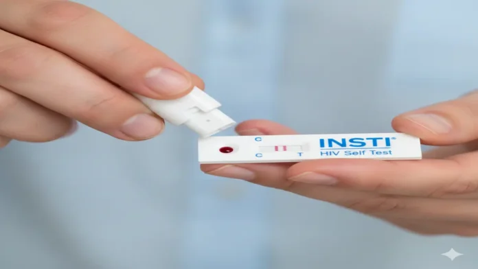 HIV सेल्फ टेस्ट किट में पॉज़िटिव परिणाम की तस्वीर हाथों में पकड़ी HIV सेल्फ टेस्ट किट, जिसमें दो लाइनें दिख रही हैं जो पॉज़िटिव परिणाम दर्शाती हैं।