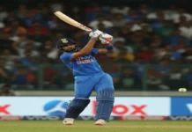 साउथ अफ्रीका ने भारत को 51 रन से हराया, टी20 सीरीज 1-1 से बराबर भारतीय क्रिकेट खिलाड़ी मैच में शॉट खेलते हुए, बैकग्राउंड में दर्शक और स्टेडियम दिखाई दे रहे हैं।