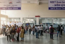 नीट-पीजी 2025: NBEMS ने क्वालिफाइंग पर्सेंटाइल में किया बदलाव, खाली सीटें भरने की पहल परीक्षा केंद्र के बाहर प्रवेश के लिए कतार में खड़े मेडिकल प्रवेश परीक्षा के अभ्यर्थी, NEET परीक्षा केंद्र का दृश्य